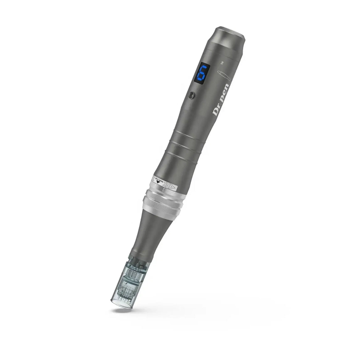 Dr. Pen M8 dermapen profesional para microneedling facial, con diseño ergonómico, pantalla digital y control de velocidad.